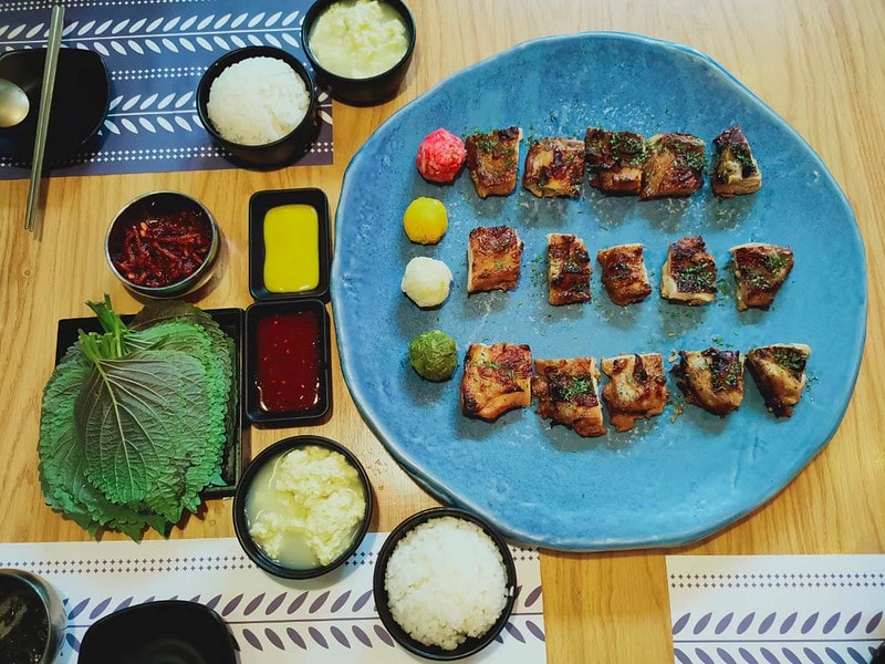 【逼先生專欄】首爾旅遊美食紀錄 弘大必吃 平價文青風「DAKKKOYAM」 (닭꼬얌) 四色燒雞 - 第9張圖 2019首爾_200306_0062