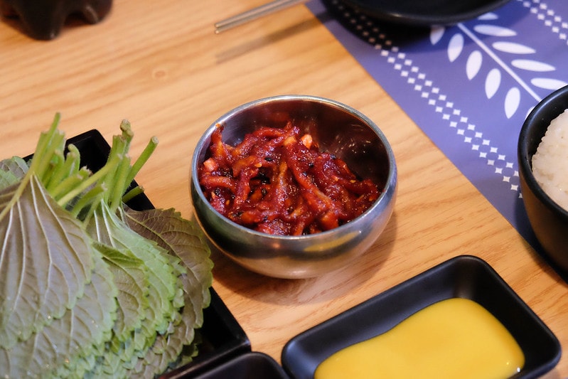 【逼先生專欄】首爾旅遊美食紀錄 弘大必吃 平價文青風「DAKKKOYAM」 (닭꼬얌) 四色燒雞 - 第14張圖 DSCF2155