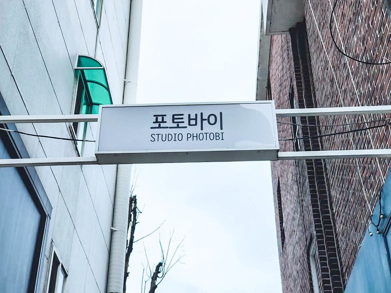 【韓國遊記】放IG被問翻了。去首爾哪裡拍的韓式證件照 Studio photobi 포토바이 홍대점 - 第27張圖 2019首爾_200306_0070