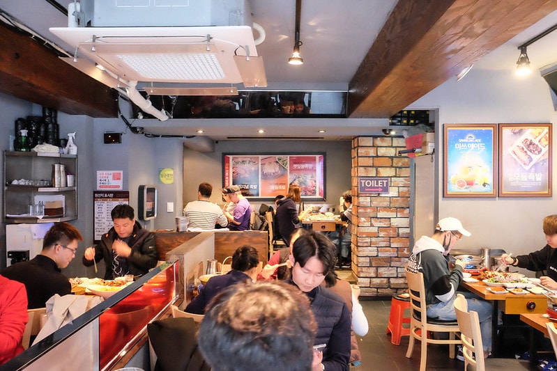 【逼先生專欄】首爾旅遊美食紀錄 韓國人發明了驚人的蒜泥豬蹄 弘大必吃 「豬蹄小姐」(미쓰족발 홍대점) - 第6張圖 DSCF2297