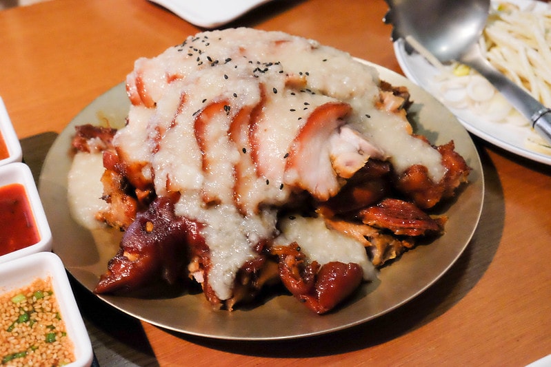 【逼先生專欄】首爾旅遊美食紀錄 韓國人發明了驚人的蒜泥豬蹄 弘大必吃 「豬蹄小姐」(미쓰족발 홍대점) - 第8張圖 DSCF2283