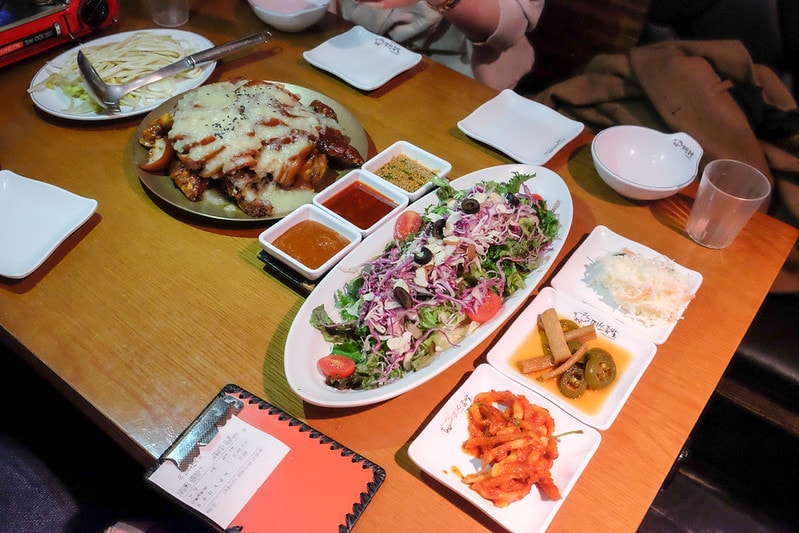 【逼先生專欄】首爾旅遊美食紀錄 韓國人發明了驚人的蒜泥豬蹄 弘大必吃 「豬蹄小姐」(미쓰족발 홍대점) - 第10張圖 DSCF2285