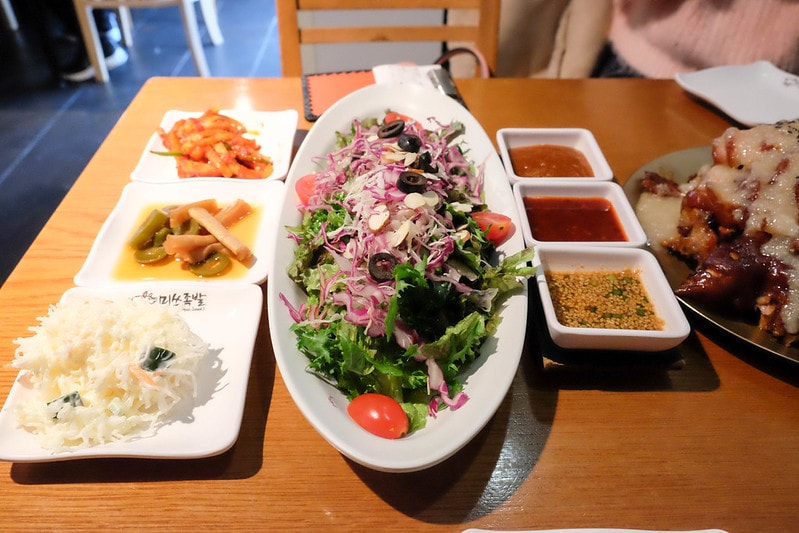 【逼先生專欄】首爾旅遊美食紀錄 韓國人發明了驚人的蒜泥豬蹄 弘大必吃 「豬蹄小姐」(미쓰족발 홍대점) - 第11張圖 DSCF2279