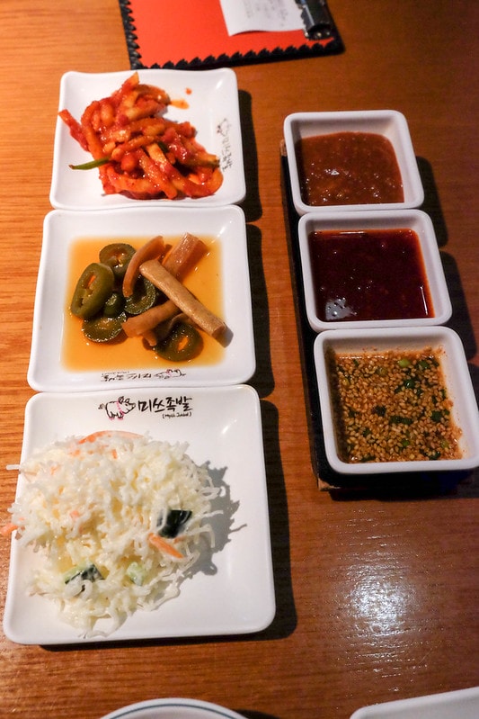 【逼先生專欄】首爾旅遊美食紀錄 韓國人發明了驚人的蒜泥豬蹄 弘大必吃 「豬蹄小姐」(미쓰족발 홍대점) - 第12張圖 DSCF2277