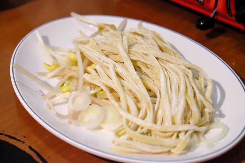 【逼先生專欄】首爾旅遊美食紀錄 韓國人發明了驚人的蒜泥豬蹄 弘大必吃 「豬蹄小姐」(미쓰족발 홍대점) - 第13張圖 DSCF2271