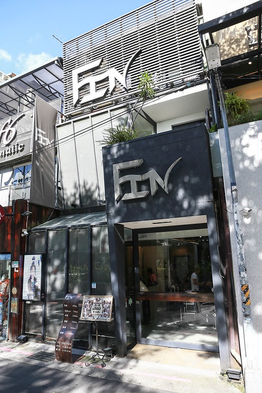 【HAIR】台北中山區髮廊推薦 FIN HAIR。春夏的玫瑰灰棕挑染與秋冬的及肩星空灰藍調手刷染 - 第2張圖 IMG_5627