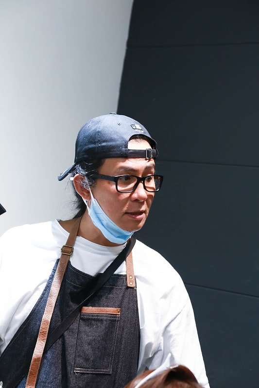 【HAIR】台北中山區髮廊推薦 FIN HAIR。春夏的玫瑰灰棕挑染與秋冬的及肩星空灰藍調手刷染 - 第11張圖 IMG_1591