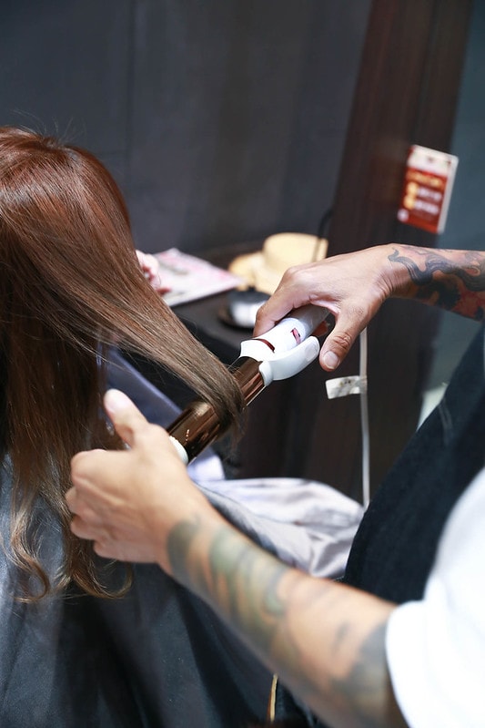 【HAIR】台北中山區髮廊推薦 FIN HAIR。春夏的玫瑰灰棕挑染與秋冬的及肩星空灰藍調手刷染 - 第12張圖 IMG_1610