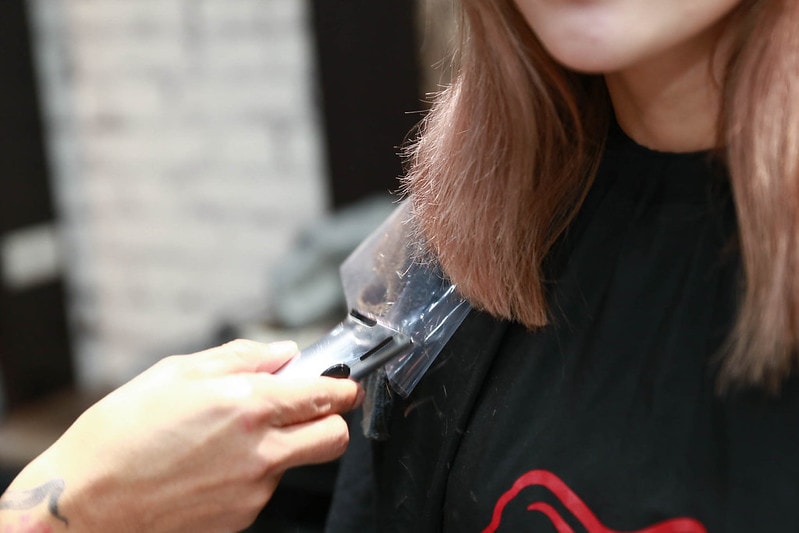 【HAIR】台北中山區髮廊推薦 FIN HAIR。春夏的玫瑰灰棕挑染與秋冬的及肩星空灰藍調手刷染 - 第25張圖 IMG_1859