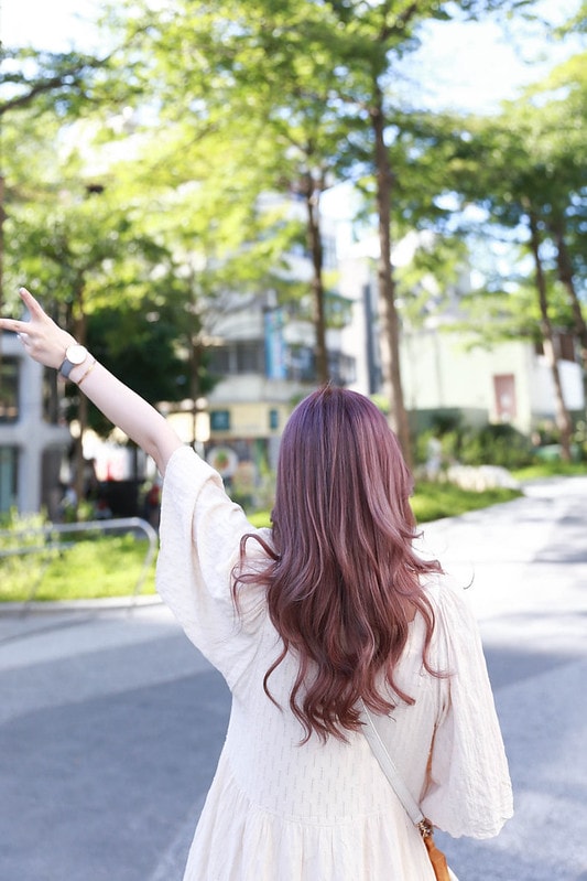 【HAIR】台北中山區髮廊推薦 FIN HAIR。春夏的玫瑰灰棕挑染與秋冬的及肩星空灰藍調手刷染 - 第26張圖 IMG_5640