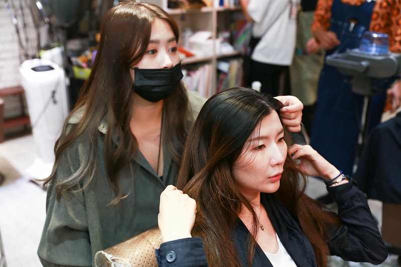 【HAIR】台北中山區髮廊推薦 FIN HAIR。春夏的玫瑰灰棕挑染與秋冬的及肩星空灰藍調手刷染 - 第32張圖 IMG_1923