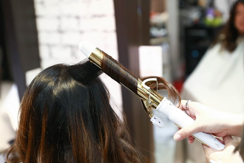 【HAIR】台北中山區髮廊推薦 FIN HAIR。春夏的玫瑰灰棕挑染與秋冬的及肩星空灰藍調手刷染 - 第33張圖 IMG_1977