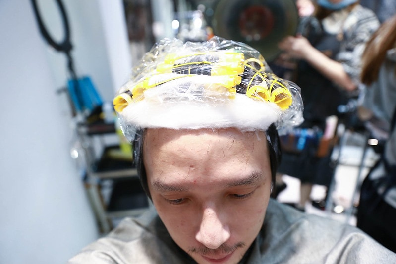 【HAIR】台北中山區髮廊推薦 FIN HAIR。春夏的玫瑰灰棕挑染與秋冬的及肩星空灰藍調手刷染 - 第37張圖 IMG_1869