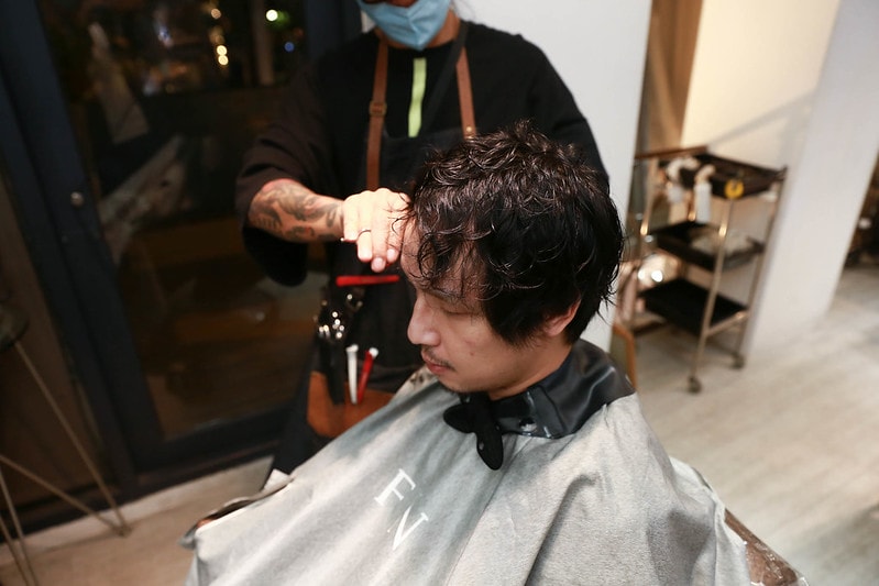 【HAIR】台北中山區髮廊推薦 FIN HAIR。春夏的玫瑰灰棕挑染與秋冬的及肩星空灰藍調手刷染 - 第38張圖 IMG_1928