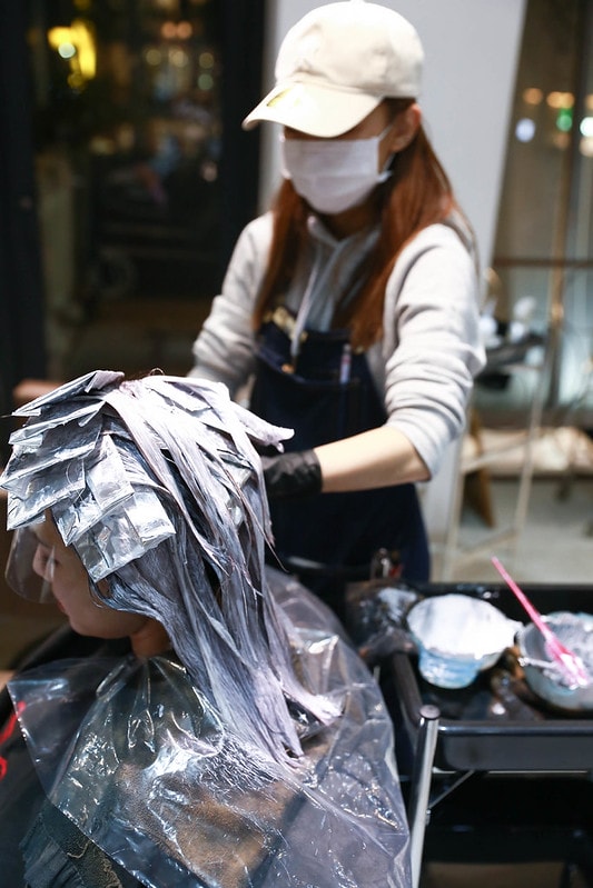 【HAIR】台北中山區髮廊推薦 FIN HAIR。春夏的玫瑰灰棕挑染與秋冬的及肩星空灰藍調手刷染 - 第42張圖 IMG_1890