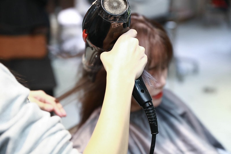 【HAIR】台北中山區髮廊推薦 FIN HAIR。春夏的玫瑰灰棕挑染與秋冬的及肩星空灰藍調手刷染 - 第43張圖 IMG_1938