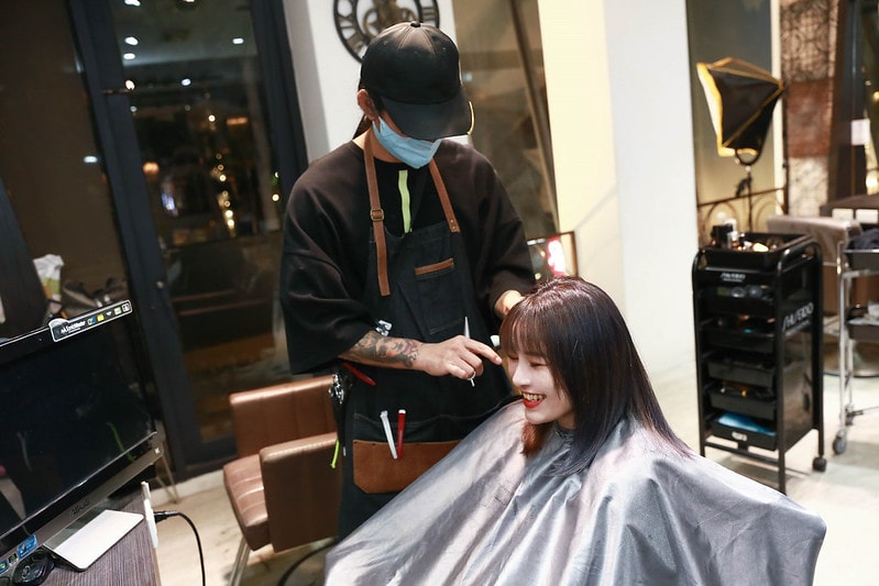 【HAIR】台北中山區髮廊推薦 FIN HAIR。春夏的玫瑰灰棕挑染與秋冬的及肩星空灰藍調手刷染 - 第44張圖 IMG_1953