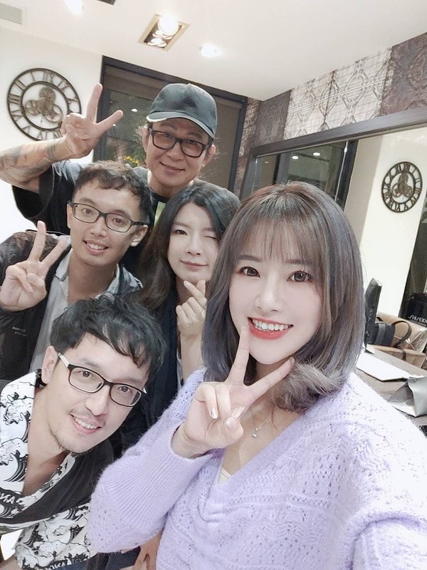 【HAIR】台北中山區髮廊推薦 FIN HAIR。春夏的玫瑰灰棕挑染與秋冬的及肩星空灰藍調手刷染 - 第54張圖 哈哈😄_201101