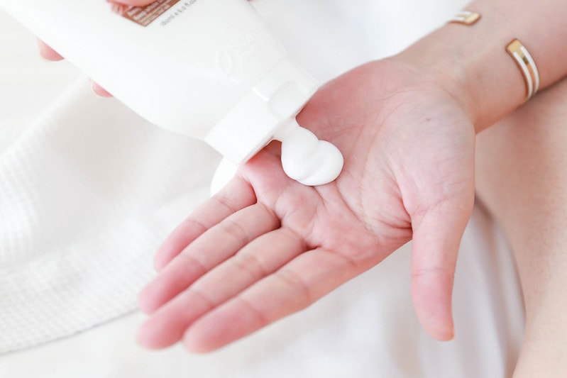 【美體】實測均勻膚色+改善身體暗沉的居家好朋友。Emma1997 美白身體勻嫩霜&身體潤膚霜 - 第10張圖 IMG_5364