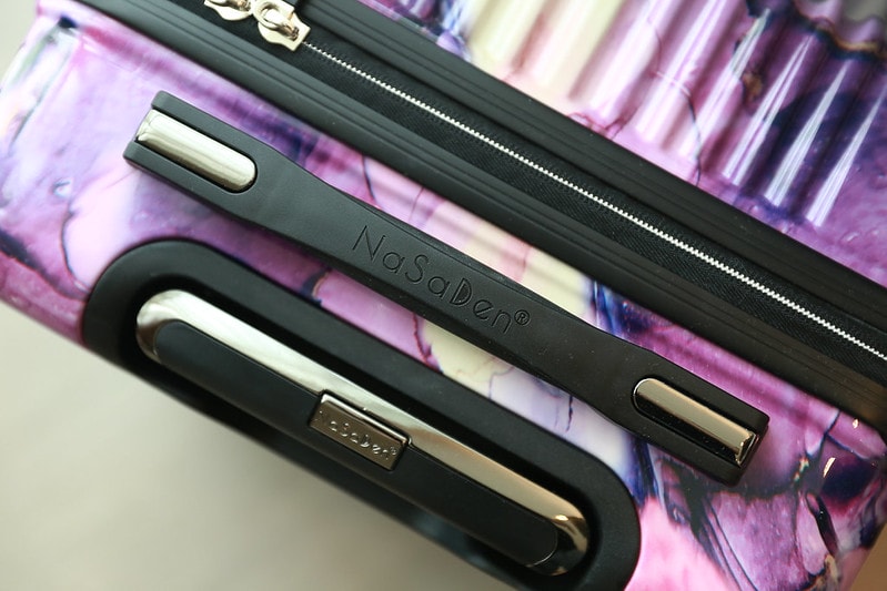 【旅行好物】德國NaSaDen新無憂輕量拉鍊系列-限量Charlene祕密花園聯名款26吋+拾遺畫話Planet聯名款22吋 - 第13張圖 IMG_2172