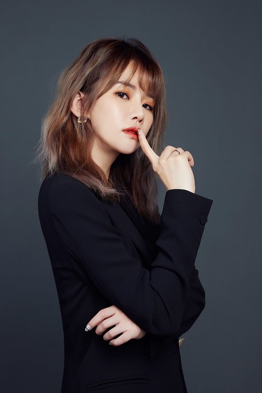 【體驗】台中必朝聖的照相館 Holo+FACE中友旗艦店 。和親妹小妖來一起留下30+的紀念 - 第2張圖 B20201019 03 陳以芯 形象照