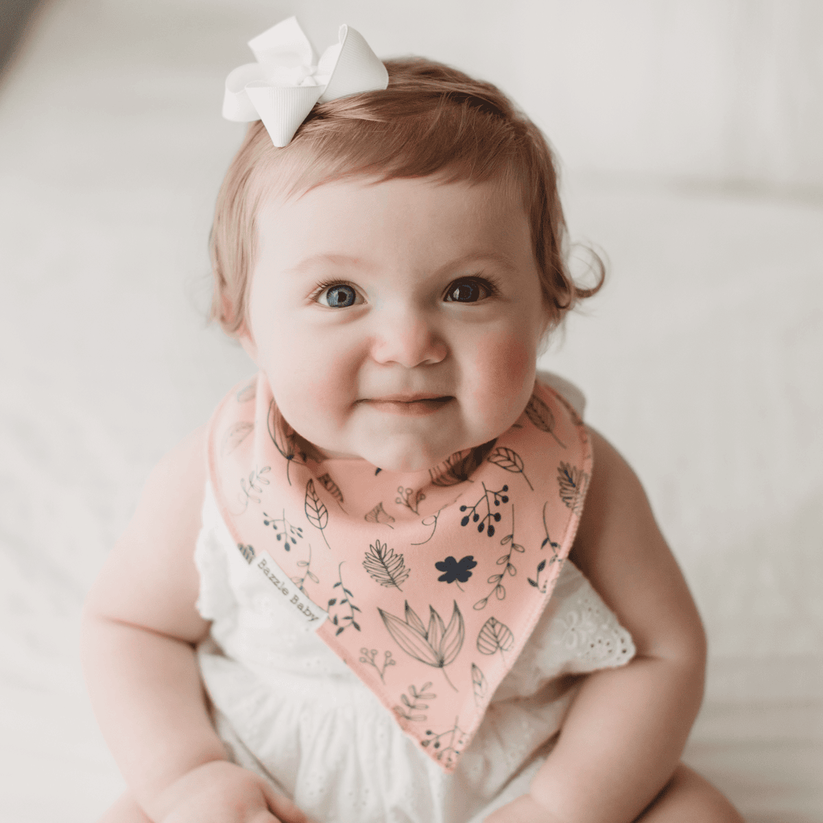 【育兒】寶寶吃飯好物分享🍴英國Tidy TOT防髒吸盤圍兜、土耳其minikoioi矽膠吸盤餐具+學習水杯、美國lil Sidekick固齒防掉帶 - 第2張圖 【育兒】寶寶吃飯好物分享🍴英國Tidy TOT防髒吸盤圍兜、土耳其minikoioi矽膠吸盤餐具+學習水杯、美國lil Sidekick固齒防掉帶