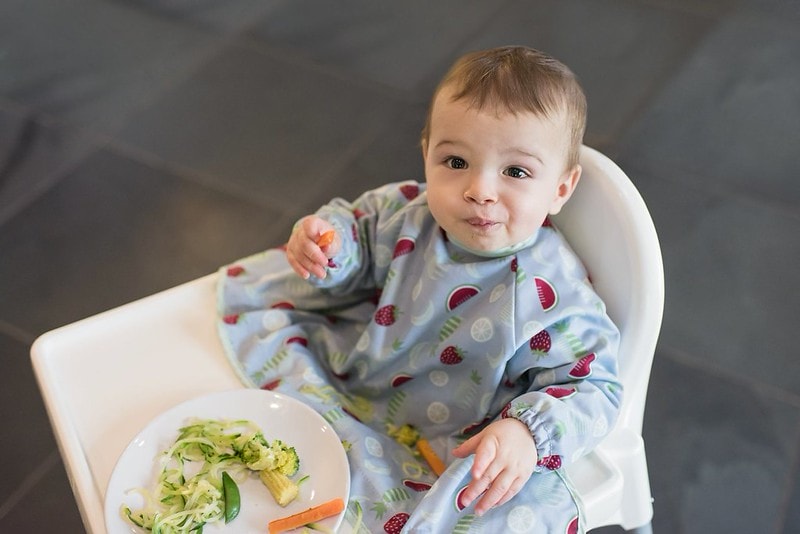 【育兒】寶寶吃飯好物分享🍴英國Tidy TOT防髒吸盤圍兜、土耳其minikoioi矽膠吸盤餐具+學習水杯、美國lil Sidekick固齒防掉帶 - 第5張圖 messageImage_1663092510574