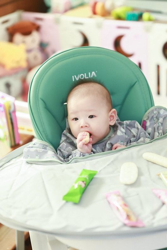 【育兒】寶寶吃飯好物分享🍴英國Tidy TOT防髒吸盤圍兜、土耳其minikoioi矽膠吸盤餐具+學習水杯、美國lil Sidekick固齒防掉帶 - 第26張圖 IMG_5104