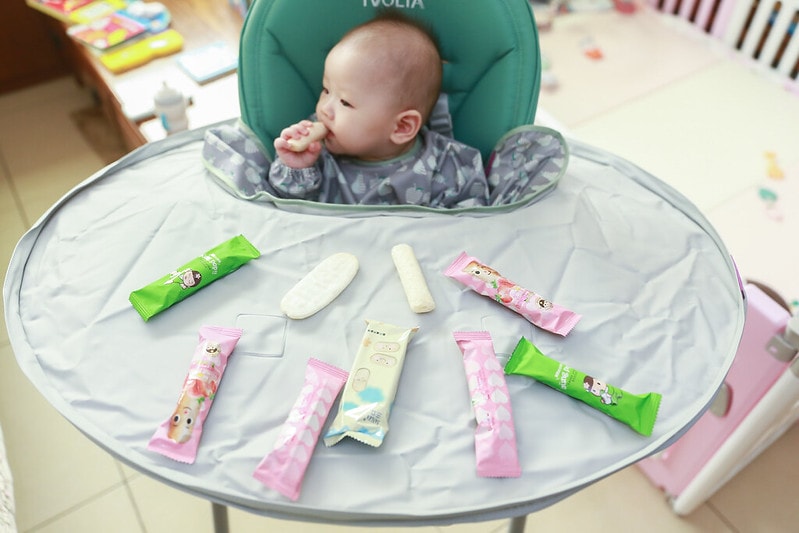 【育兒】寶寶吃飯好物分享🍴英國Tidy TOT防髒吸盤圍兜、土耳其minikoioi矽膠吸盤餐具+學習水杯、美國lil Sidekick固齒防掉帶 - 第27張圖 IMG_5114