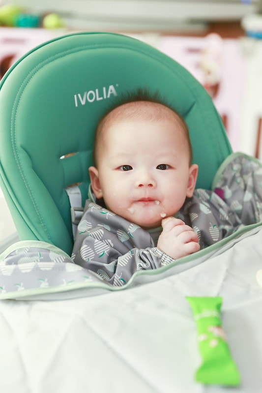 【育兒】寶寶吃飯好物分享🍴英國Tidy TOT防髒吸盤圍兜、土耳其minikoioi矽膠吸盤餐具+學習水杯、美國lil Sidekick固齒防掉帶 - 第29張圖 IMG_5124