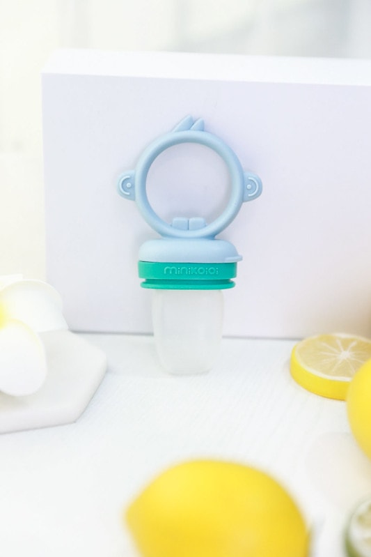 【育兒】寶寶吃飯好物分享🍴英國Tidy TOT防髒吸盤圍兜、土耳其minikoioi矽膠吸盤餐具+學習水杯、美國lil Sidekick固齒防掉帶 - 第52張圖 IMG_3653