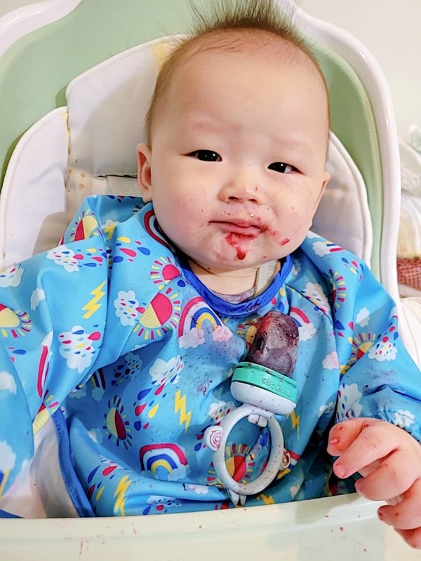 【育兒】寶寶吃飯好物分享🍴英國Tidy TOT防髒吸盤圍兜、土耳其minikoioi矽膠吸盤餐具+學習水杯、美國lil Sidekick固齒防掉帶 - 第58張圖 1111216