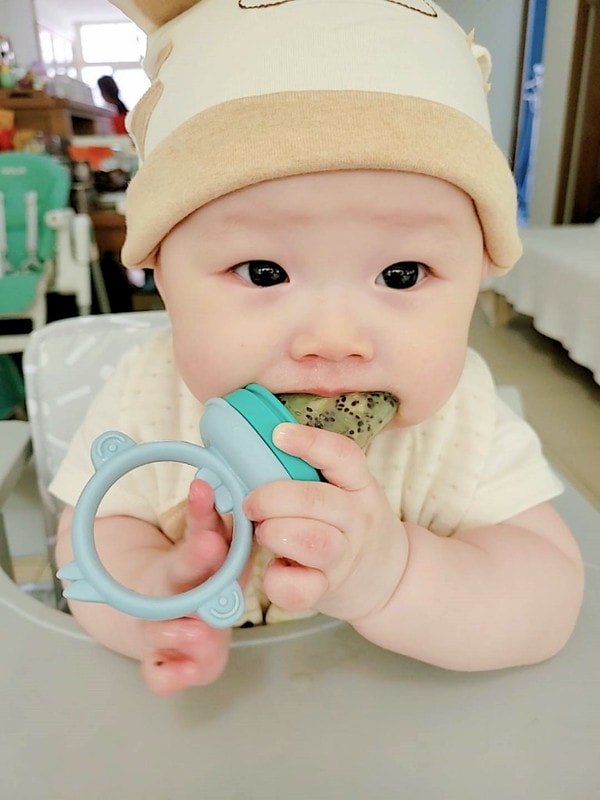 【育兒】寶寶吃飯好物分享🍴英國Tidy TOT防髒吸盤圍兜、土耳其minikoioi矽膠吸盤餐具+學習水杯、美國lil Sidekick固齒防掉帶 - 第59張圖 1002476