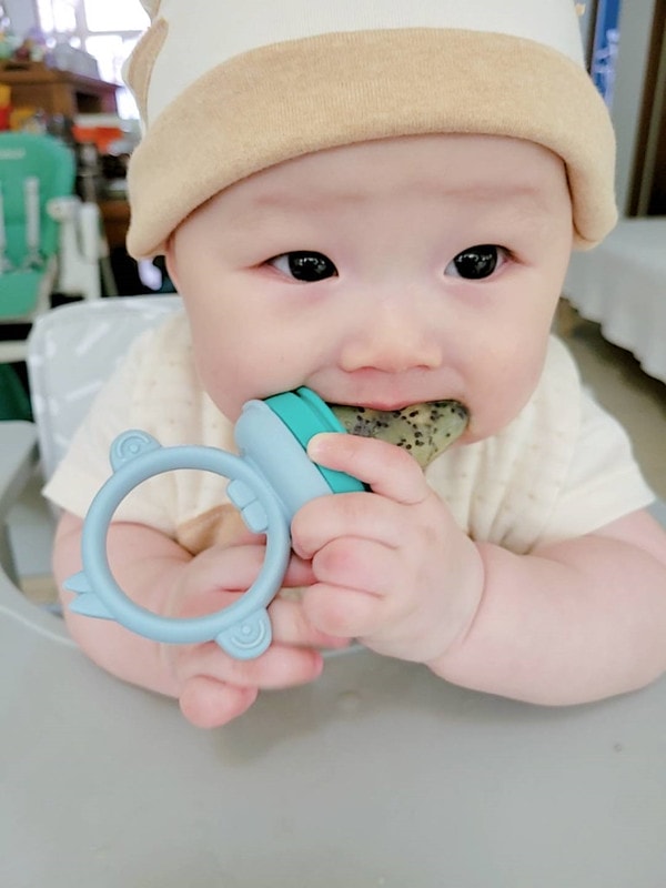 【育兒】寶寶吃飯好物分享🍴英國Tidy TOT防髒吸盤圍兜、土耳其minikoioi矽膠吸盤餐具+學習水杯、美國lil Sidekick固齒防掉帶 - 第60張圖 1002474