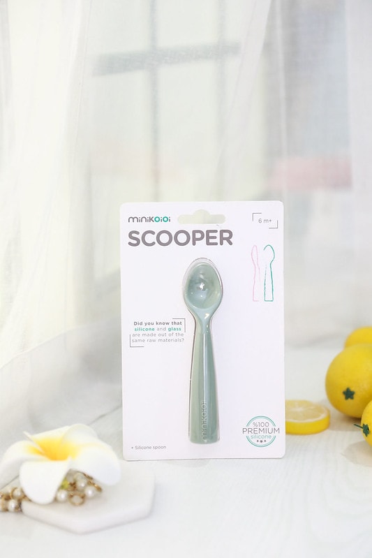 【育兒】寶寶吃飯好物分享🍴英國Tidy TOT防髒吸盤圍兜、土耳其minikoioi矽膠吸盤餐具+學習水杯、美國lil Sidekick固齒防掉帶 - 第65張圖 IMG_3631