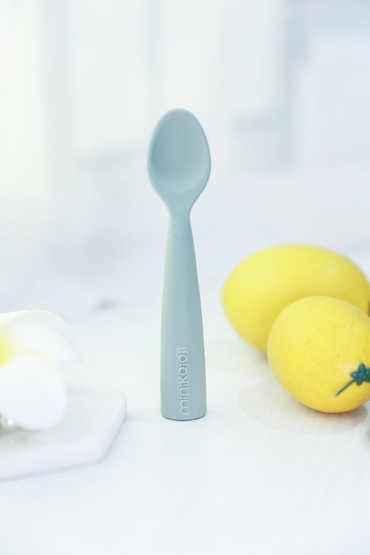 【育兒】寶寶吃飯好物分享🍴英國Tidy TOT防髒吸盤圍兜、土耳其minikoioi矽膠吸盤餐具+學習水杯、美國lil Sidekick固齒防掉帶 - 第66張圖 IMG_3651