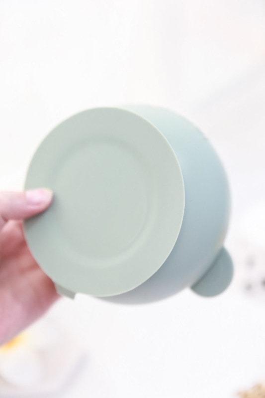 【育兒】寶寶吃飯好物分享🍴英國Tidy TOT防髒吸盤圍兜、土耳其minikoioi矽膠吸盤餐具+學習水杯、美國lil Sidekick固齒防掉帶 - 第72張圖 IMG_3679