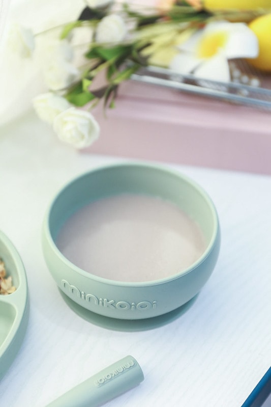 【育兒】寶寶吃飯好物分享🍴英國Tidy TOT防髒吸盤圍兜、土耳其minikoioi矽膠吸盤餐具+學習水杯、美國lil Sidekick固齒防掉帶 - 第74張圖 IMG_5062
