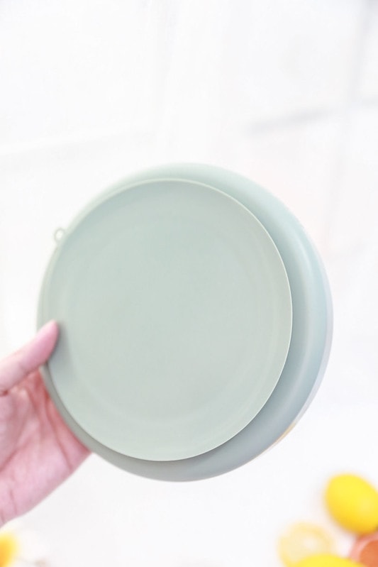 【育兒】寶寶吃飯好物分享🍴英國Tidy TOT防髒吸盤圍兜、土耳其minikoioi矽膠吸盤餐具+學習水杯、美國lil Sidekick固齒防掉帶 - 第78張圖 IMG_3688