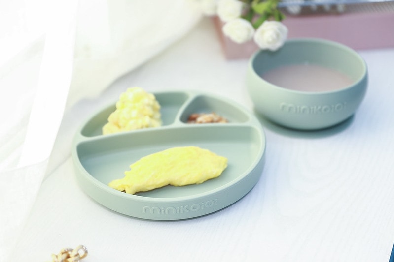 【育兒】寶寶吃飯好物分享🍴英國Tidy TOT防髒吸盤圍兜、土耳其minikoioi矽膠吸盤餐具+學習水杯、美國lil Sidekick固齒防掉帶 - 第79張圖 IMG_5030