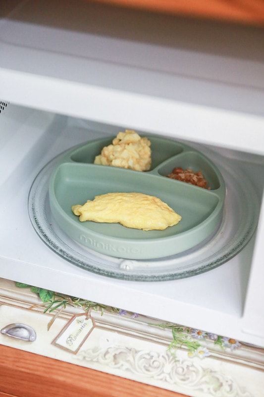 【育兒】寶寶吃飯好物分享🍴英國Tidy TOT防髒吸盤圍兜、土耳其minikoioi矽膠吸盤餐具+學習水杯、美國lil Sidekick固齒防掉帶 - 第81張圖 IMG_5066