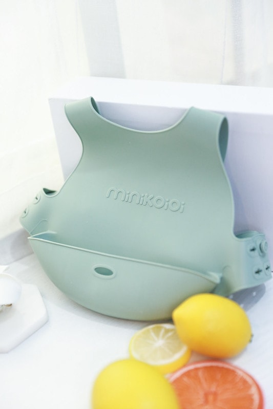 【育兒】寶寶吃飯好物分享🍴英國Tidy TOT防髒吸盤圍兜、土耳其minikoioi矽膠吸盤餐具+學習水杯、美國lil Sidekick固齒防掉帶 - 第92張圖 IMG_3663