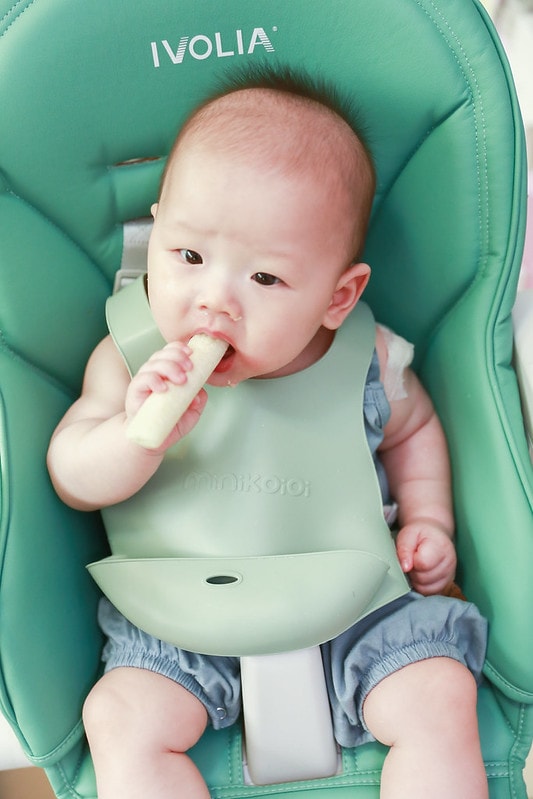 【育兒】寶寶吃飯好物分享🍴英國Tidy TOT防髒吸盤圍兜、土耳其minikoioi矽膠吸盤餐具+學習水杯、美國lil Sidekick固齒防掉帶 - 第95張圖 IMG_5126