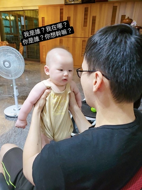 【育兒】寶寶吃飯好物分享🍴英國Tidy TOT防髒吸盤圍兜、土耳其minikoioi矽膠吸盤餐具+學習水杯、美國lil Sidekick固齒防掉帶 - 第102張圖 998548